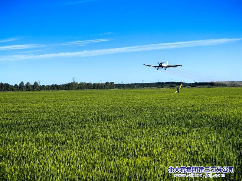 圖為飛機航化作業(yè)現(xiàn)場 （劉冰濤攝）.jpg