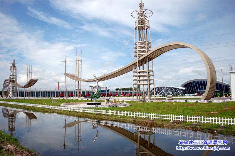 北大荒股份七星分公司精準(zhǔn)農(nóng)業(yè)農(nóng)機(jī)中心一角。李春霞 攝.JPG